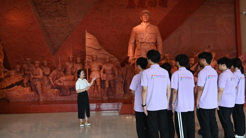 “红小砖”青年实践团在王良革命纪念馆开展现场研学。校方供图