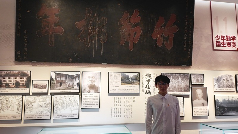 学生在“竹节松年”贺匾等展陈前进行现场讲述。校方供图