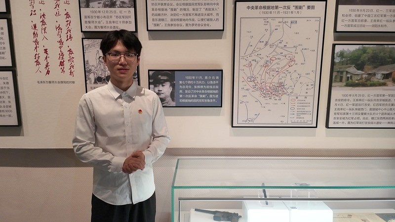 学生结合馆内史料开展红色故事讲述。校方供图