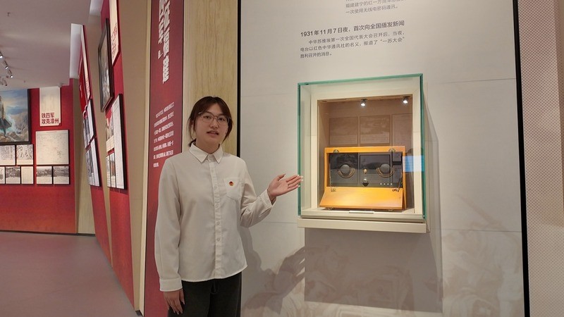 学生围绕馆内展品开展微党课创演。校方供图