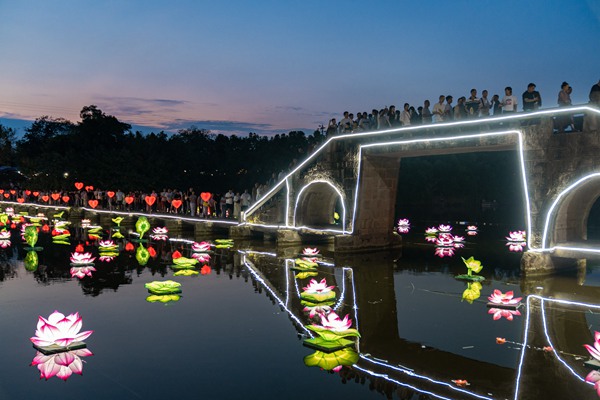 萬靈古鎮第十一屆七夕河燈文化旅游節現場。國網重慶永川供電公司供圖