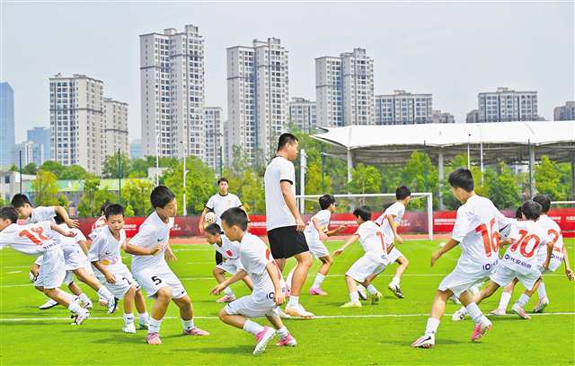 八月十七日，重庆铜梁龙俱乐部青训基地，U11梯队球员正在进行训练。首席记者 龙帆 摄\视觉重庆