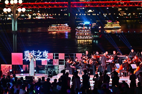 “重庆之夜·南滨音乐会”常态化首演浪漫启幕。郭旭摄