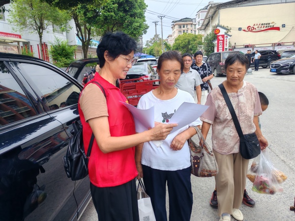 社区发动网格员发放宣传资料。黔江区委宣传部供图