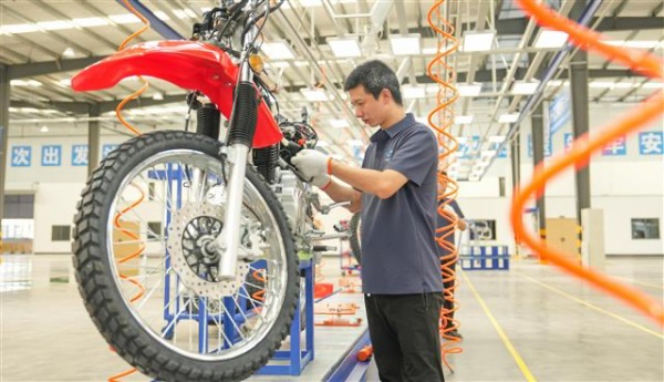 工人完成車間作業。墊江縣委宣傳部供圖