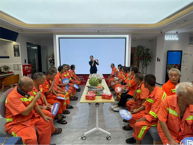 环卫工人在工会驿站消暑纳凉。恒丰银行重庆分行供图