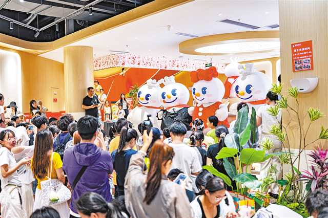 八月七日，蜜雪冰城重慶城市旗艦店內正舉行雪王表演。記者 何慶渝 攝\視覺重慶