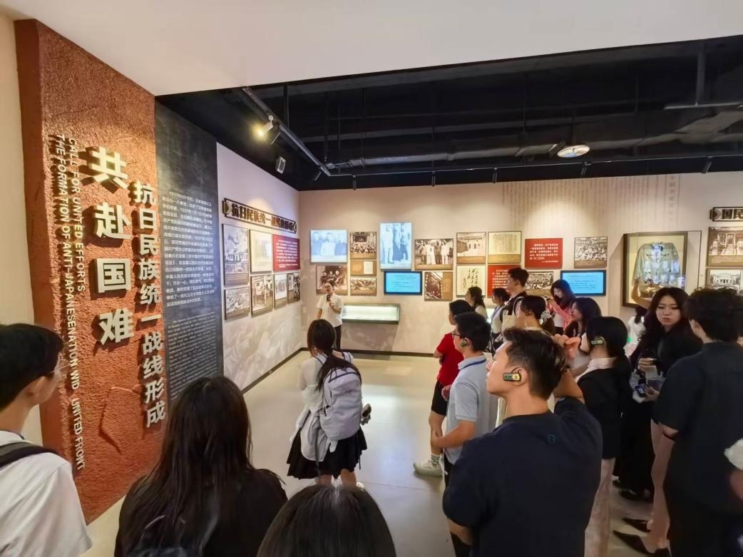 参观红岩革命纪念馆。重庆市人力社保局供图
