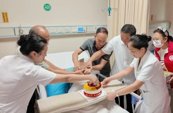 醫院為老人過生日。豐都縣融媒體中心供圖