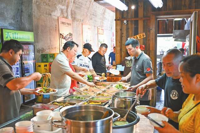 7月23日，位於兩江新區的山城記憶·地下之城社區食堂，市民在打菜。記者 謝智強 攝/視覺重慶
