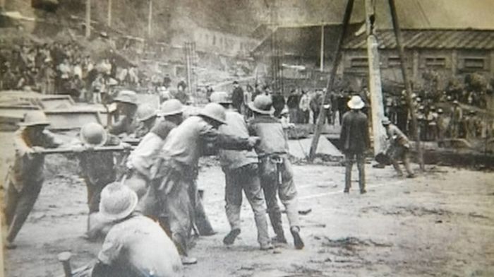 1972年，为建设凉亭变电站，施工人员采取人工推绞盘运变压器。国网重庆市电力公司供图