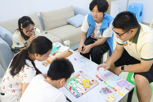 志願者耐心陪伴孩子們玩耍。校方供圖