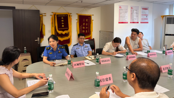 长寿区城市管理局工作人员在筹备会议中提出建议。