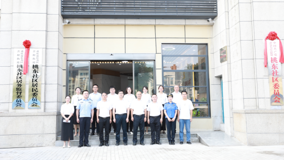 长寿区城市管理局工作人员出席社区揭牌仪式。