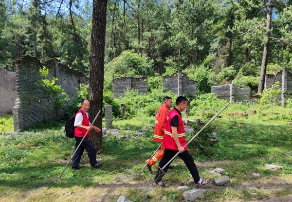 方斗山村护林员带装巡林。高家镇供图