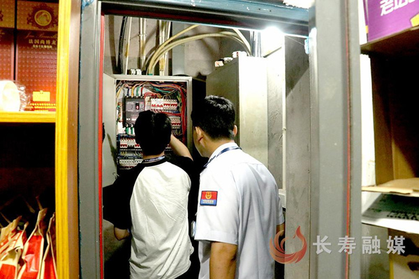 长寿区开展电气、燃气安全专项联合排查。长寿区融媒体中心供图