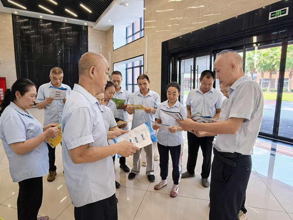 講解創業就業和社保政策。銅梁區委宣傳部供圖