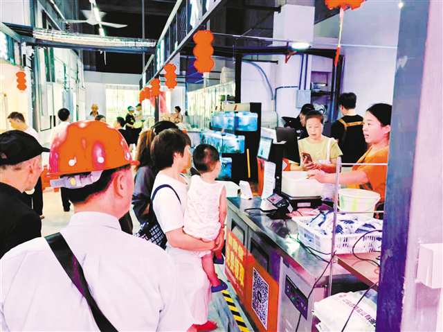 轨道丛岩寺站内由闲置空间改造而成的菜市场、便利店，给市民生活带来诸多便利。（本组图片由受访者提供）