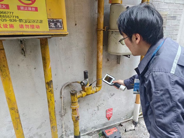 工作人员开展燃气安全排查工作。重庆燃气集团供图