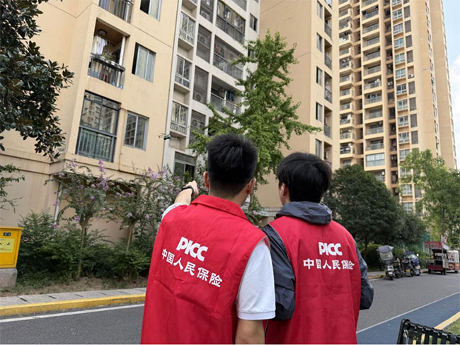 开展公租房外墙风险减量服务。人保财险重庆分公司供图