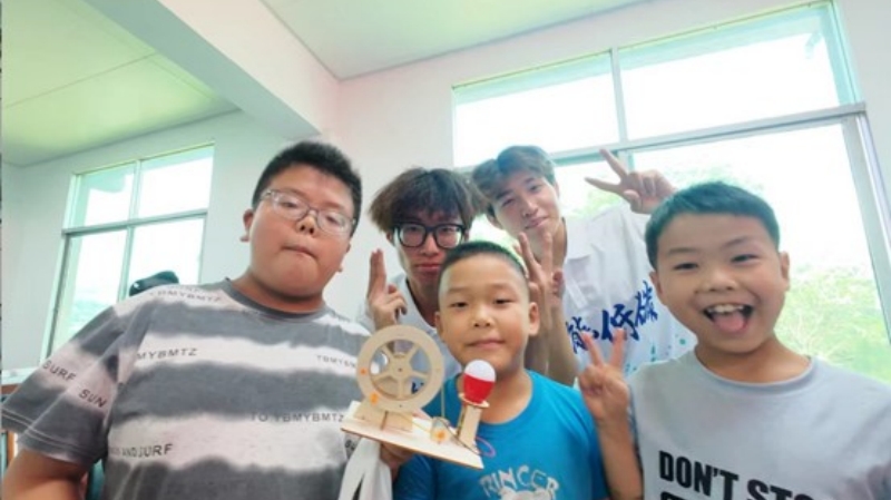 孩子们展示手摇发电机手工制作成果。陈俊辉摄
