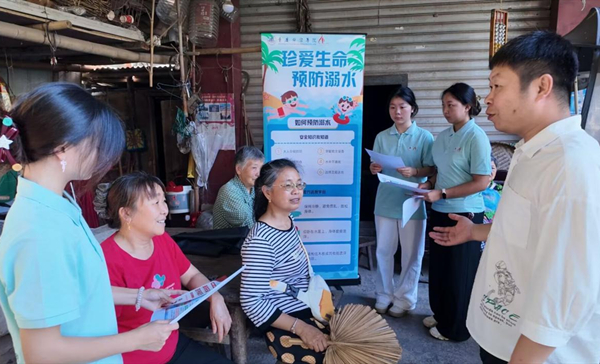 志愿者入户向村民讲解反诈、防火、防溺水安全知识。校方供图