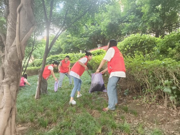 志愿者清理垃圾,以实际行动守护生态环境。周霞摄