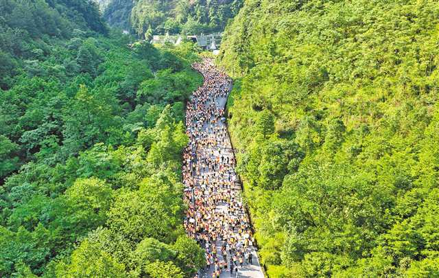 2026中國健身名山第十一屆金佛山登山賽在南川區金佛山開賽，來自全國的近4000名選手參加。（無人機照片，攝於5月24日）特約攝影 羅川/視覺重慶