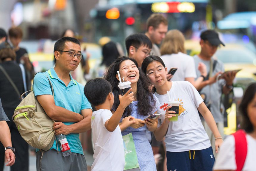 2026年8月29日，兩江新區觀音橋步行街，市民游客在打卡點游玩。記者 李雨恆 攝