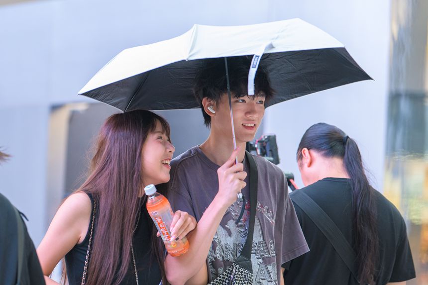 8月29日，兩江新區觀音橋步行街，游客們撐傘逛街。記者 李雨恆 攝