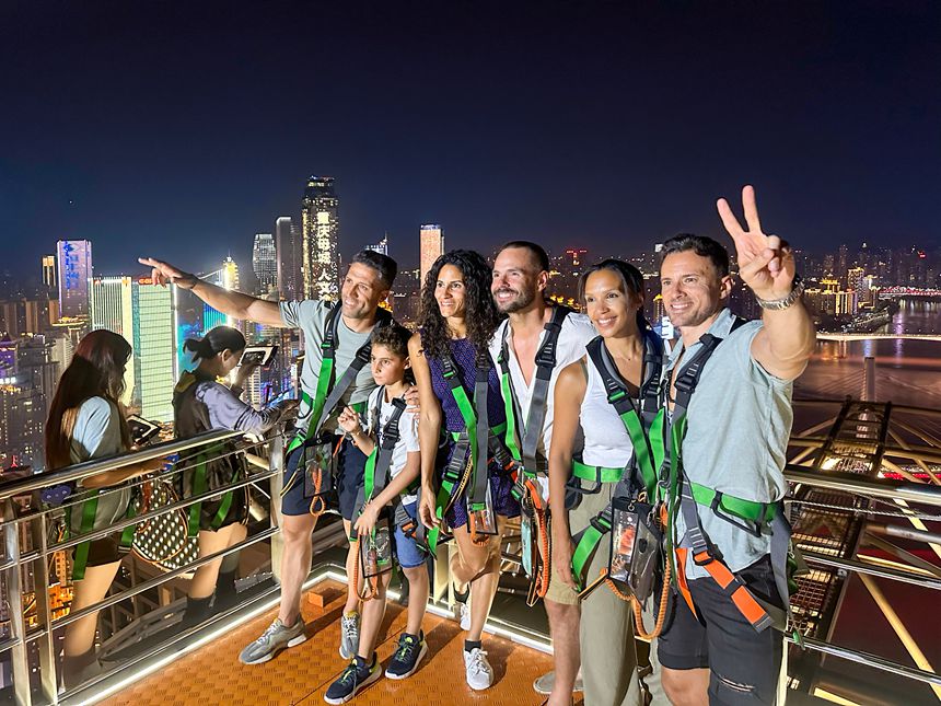 8月12日，位於渝中區的來福士購物中心探索倉·雲端樂園，外國游客在“雲中漫步”懸空步道拍照留念。記者 張錦輝 攝