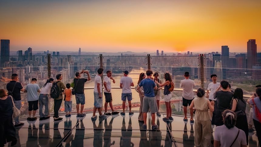 8月12日，位於渝中區的來福士購物中心探索倉·雲端樂園，不少外國游客在250米高的270°全透明玻璃觀景台欣賞兩江落日。記者 張錦輝 攝