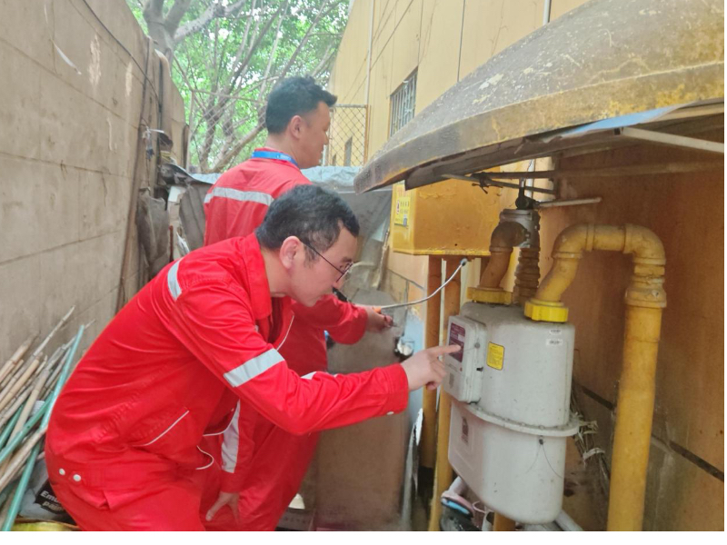 重庆凯源公司工作人员仔细排查燃气计量器具。杨川摄