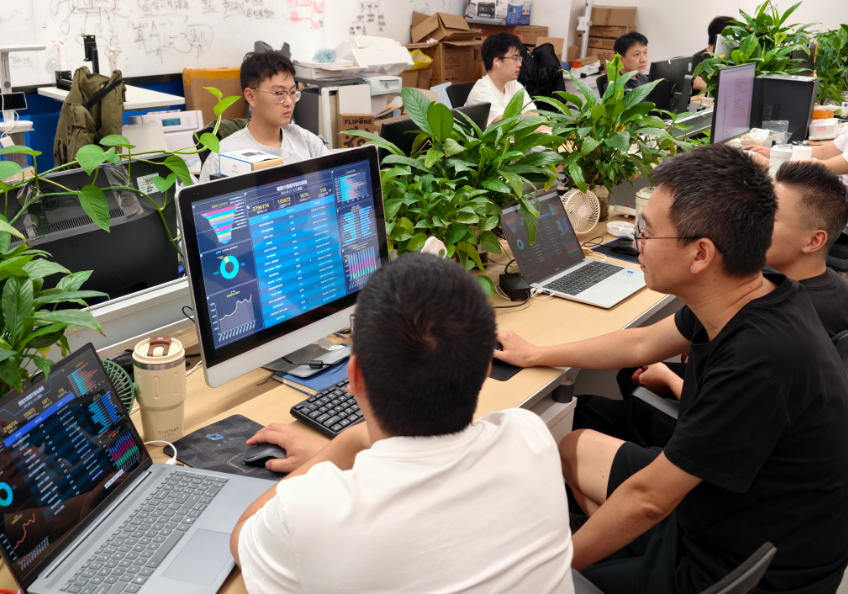 重慶能能科技有限公司技術人員在后台查看設備數據。新華網發（受訪者供圖）