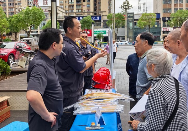 燃气工作人员现场宣讲。重庆燃气集团供图