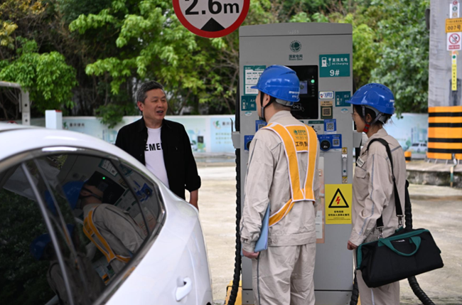 国网重庆市北供电公司工作人员正在对V2G充电桩进行检查巡视。向江微摄