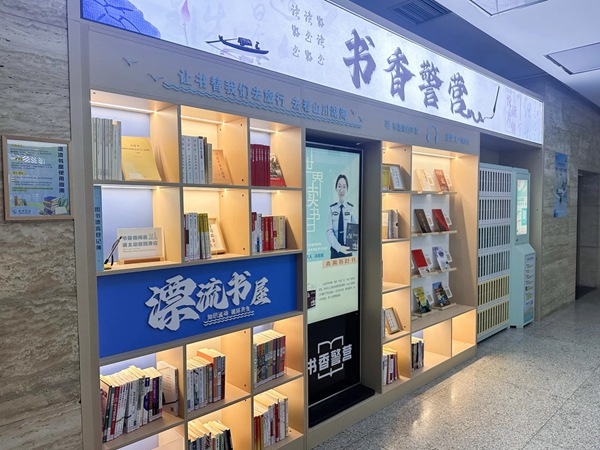 在机关大院建立“10分钟阅读圈”。市公安局供图