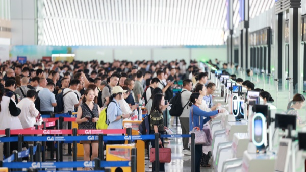 游客排队办理出行业务。江北国际机场供图