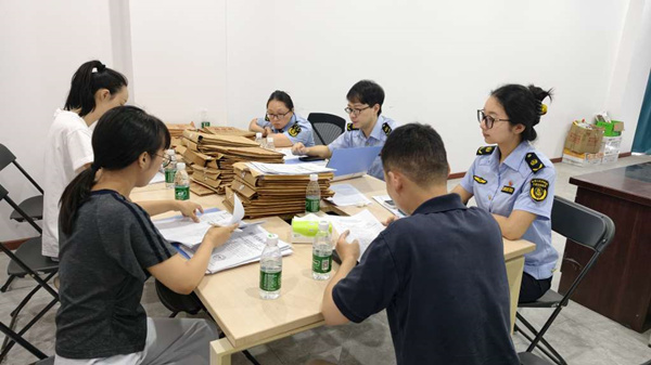 执法人员逐项排查企业日常安全管理薄弱环节。长寿区委宣传部供图