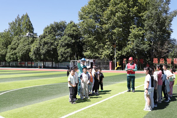 9月1日，國網石柱供電公司青年志願者在橋頭小學開展“開學第一課”活動。劉國政攝