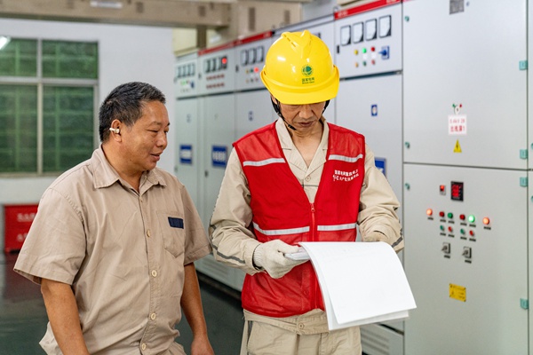 電力員工檢查配電室台賬。國網重慶永川供電公司