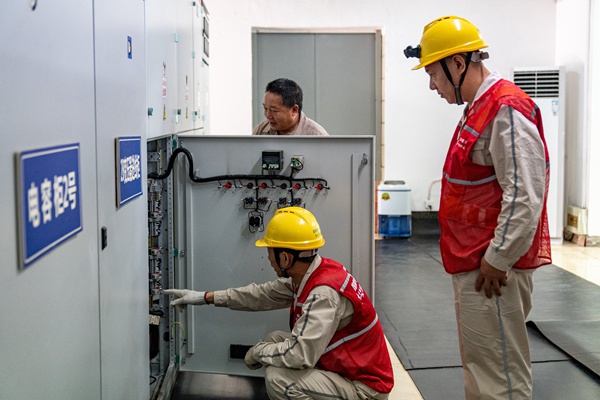 電力員工檢查配電室設備。國網重慶永川供電公司