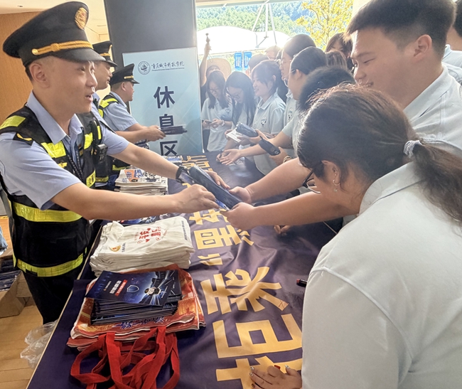 交通執法開展“安全出行宣講”進校園活動。重慶市交通運輸綜合行政執法總隊供圖