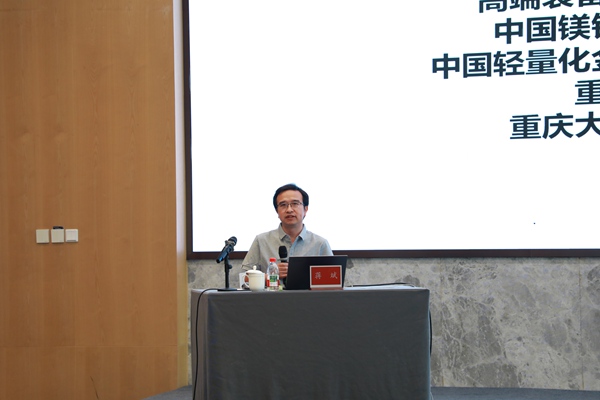 蒋斌教授授课现场。两江协同创新区供图