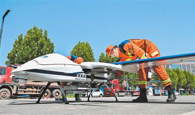 八月二十七日，北碚區歇馬街道，市航空應急救援總隊隊員對中型復合翼無人機進行飛前檢查。首席記者 龍帆 攝\視覺重慶