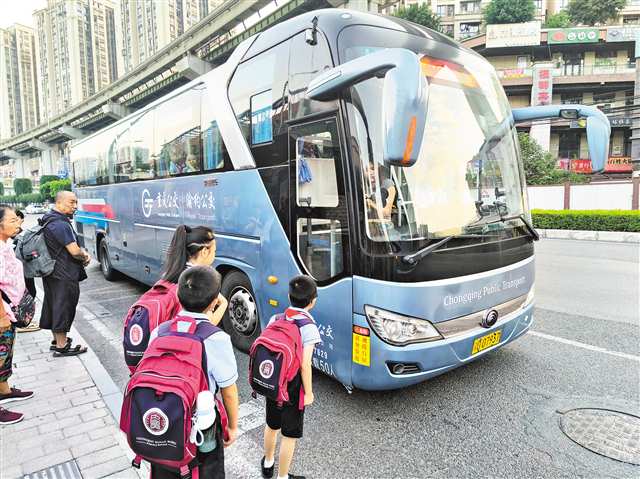 學生們有序等候通學定制公交車。（北部分公司供圖）