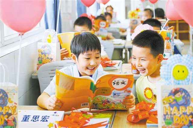 8月31日，北碚區朝陽小學，一年級新生在翻看課本。特約攝影 秦廷富/視覺重慶