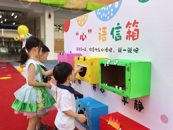孩子们投下“心”语。巫山县融媒体中心供图