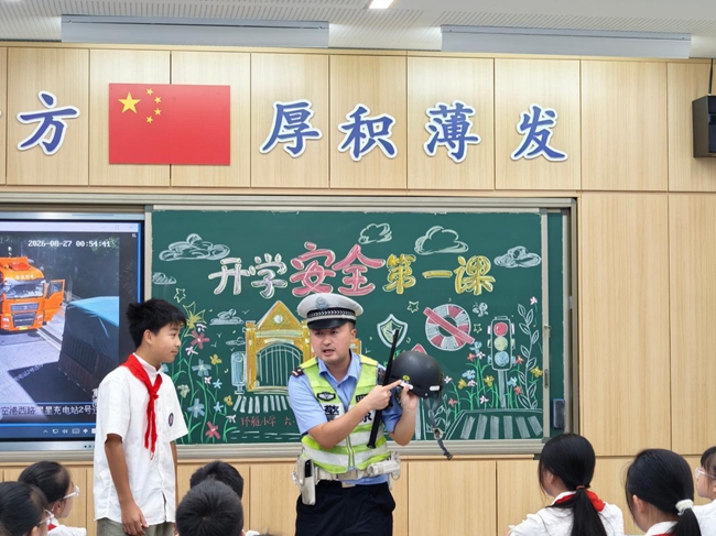 交警向孩子們講述小頭盔守護大安全的相關知識。楊海霞攝