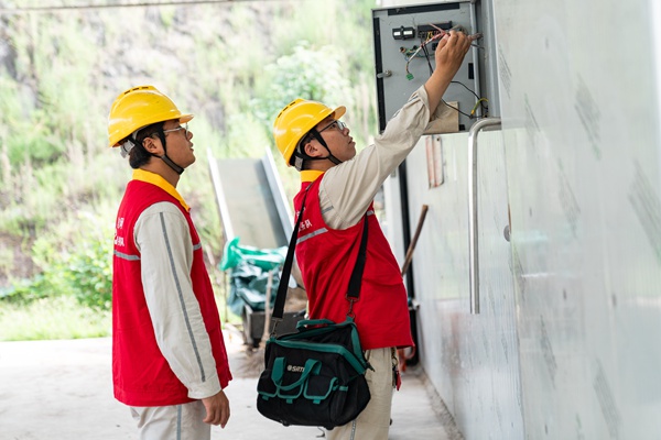 電力員工檢查烤房用電設備。國網重慶永川供電公司供圖